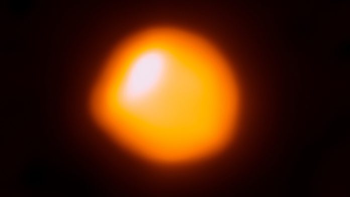 Betelgeuse: la stella continua a comportarsi misteriosamente – ecco cosa accadrebbe se esplodesse