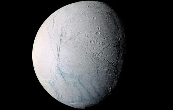 Trovato fosforo nell'oceano di Encelado