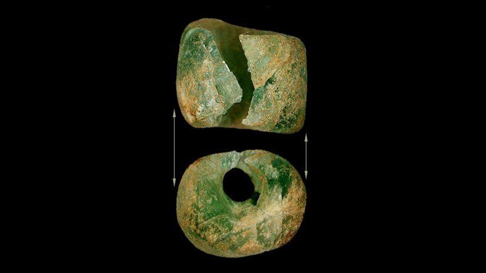 Una perla di vetro della Mesopotamia che gli archeologi hanno trovato nella sepoltura di una donna nel sito.(Credito immagine: Comune di Tiel)
