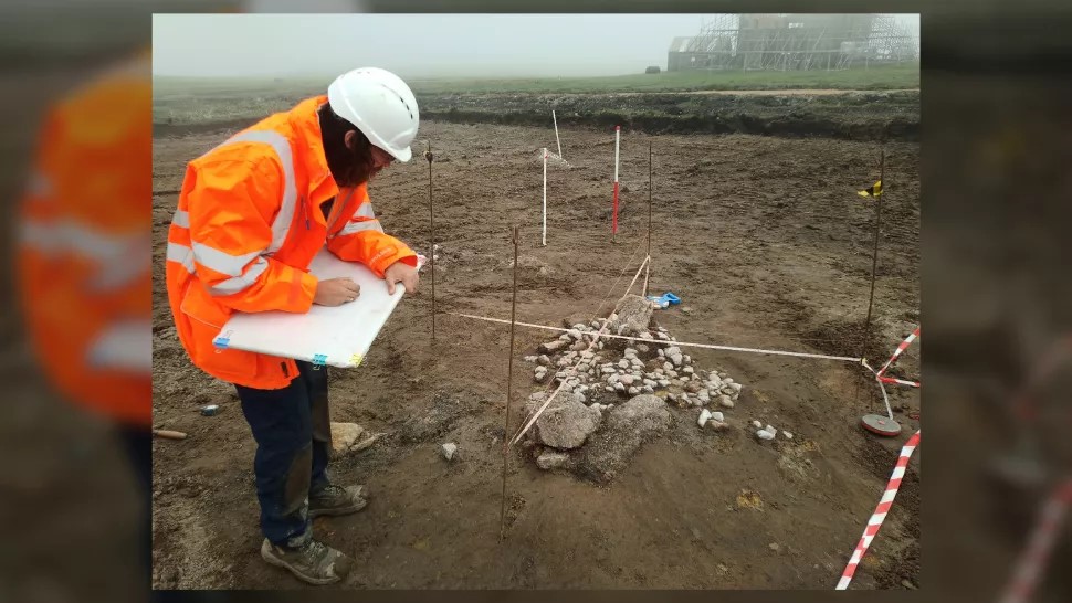 Gli archeologi hanno scoperto un cimitero dell'età del bronzo in un sito sull'isola di Unst, nelle Shetland, dove è in costruzione uno spazioporto per i razzi. (Credito immagine: AOC Archeologia)