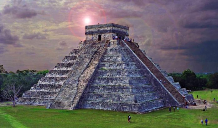 Piramidi Maya: cosa si nasconde nel loro interno? Maschera Maya a mosaico