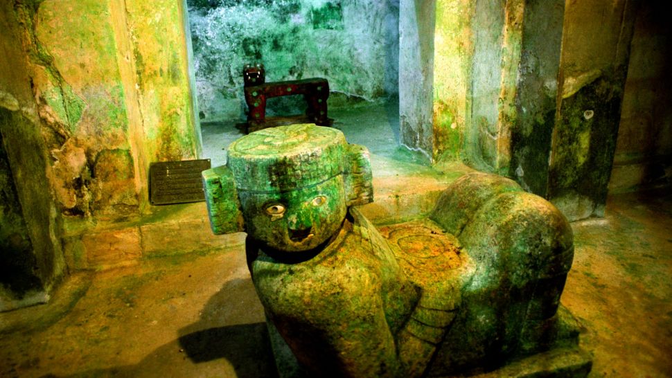 Qui vediamo il Trono del Giaguaro all'interno della piramide del "Templo de Kukulkán" (El Castillo). Il Tempio di Kukulcan, è una piramide a gradoni mesoamericana che domina il centro del sito archeologico di Chichén Itzá. Costruito dalla civiltà Maya preispanica tra il IX e il XII secolo d.C., El Castillo fungeva da tempio del dio Kukulkan, la divinità del serpente piumato Maya dello Yucatec strettamente imparentata con il dio Quetzalcoatl noto agli Aztechi.(Credito immagine: foto di Thierry Tronnel/Corbis via Getty Images)