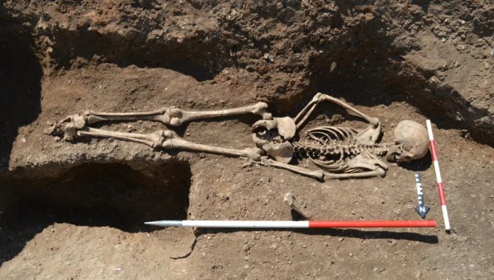 Scoperta una sepoltura medievale contenente una donna sepolta a faccia in giù