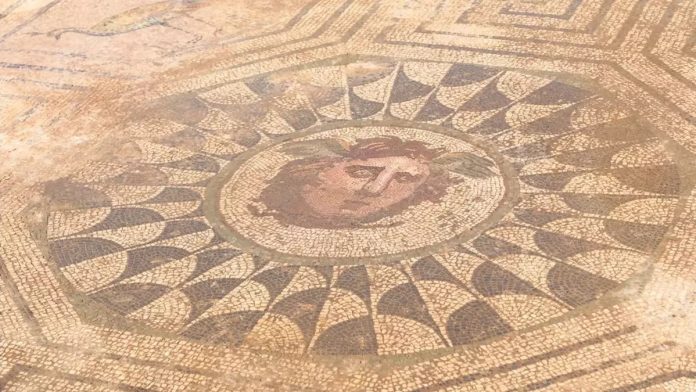Mosaico raffigurante Medusa rinvenuto in Spagna