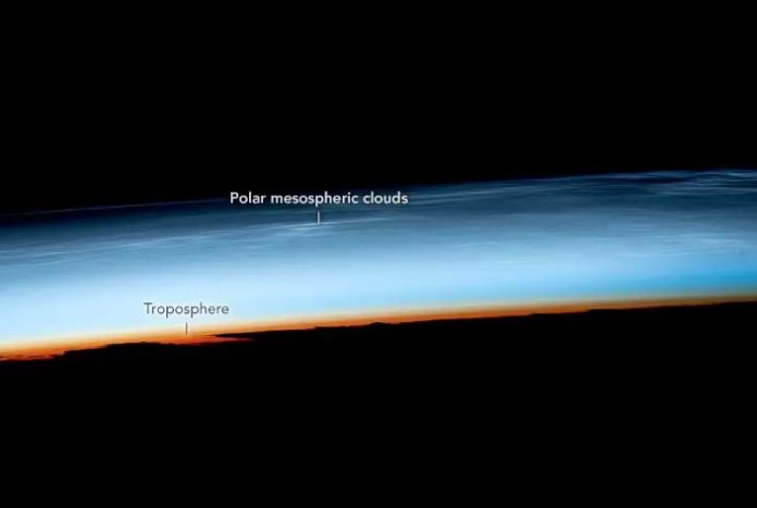 Uno spettacolo notturno sul Mediterraneo: le nuvole mesosferiche