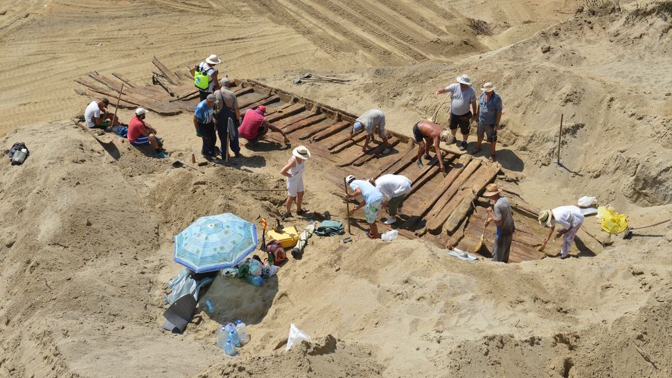 Gli archeologi pensano che la barca a fondo piatto un tempo trasportasse merci lungo i corsi d'acqua tra il Danubio e la città romana di Viminacium.(Credito immagine: Istituto di archeologia, Belgrado)
