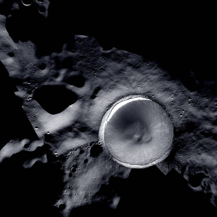 Nasa, nuove immagini del Polo Sud lunare