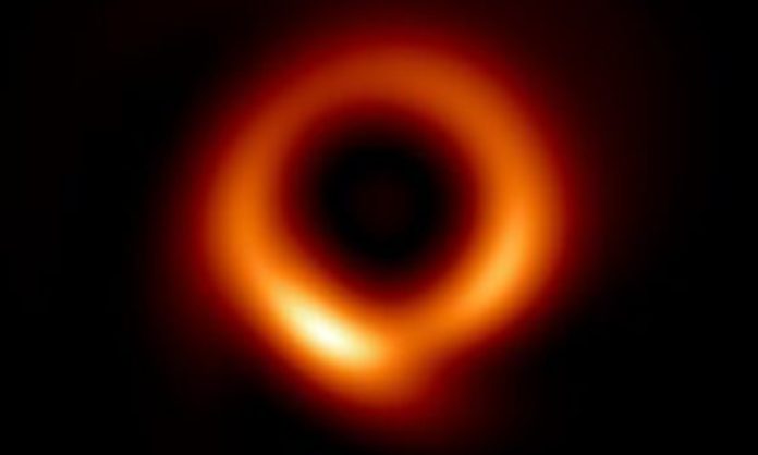 Il buco nero supermassiccio di M87 ruota su sé stesso