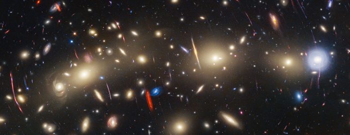 Lo spettacolare paesaggio di galassie catturato da Webb e Hubble
