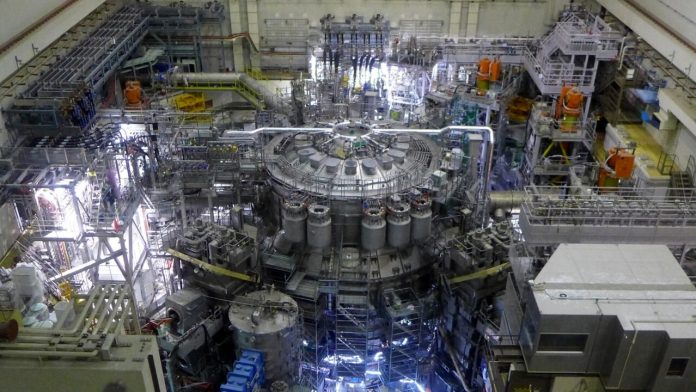 Acceso il più grande reattore a fusione nucleare del mondo