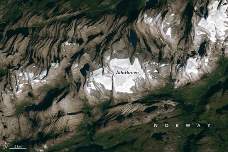 Immagine satellitare del ghiacciaio Ålfotbreen in Norvegia, catturata il 23 agosto 2003.
