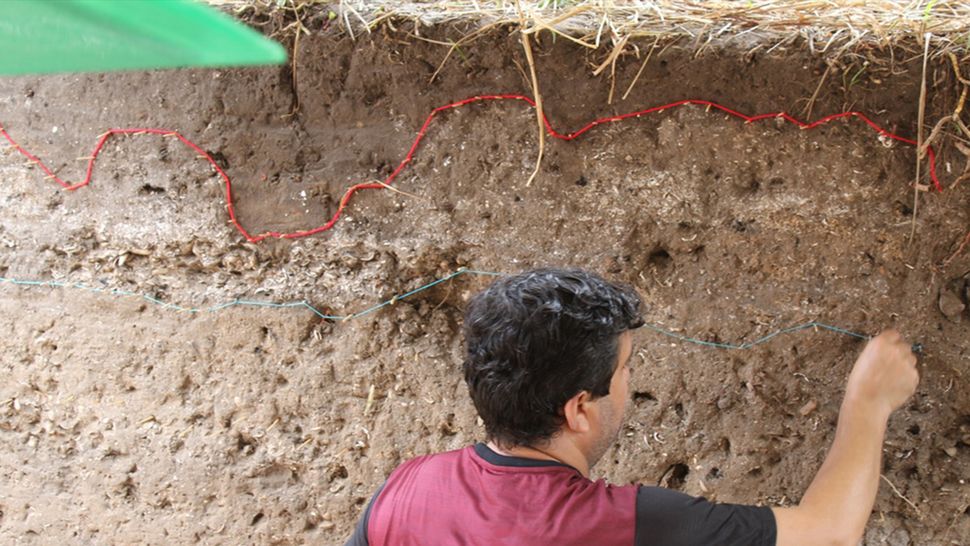 Un archeologo traccia delle linee per contrassegnare gli strati di sedimenti di quattro periodi diversi.(Credito immagine: W Lage Arqueologia)
