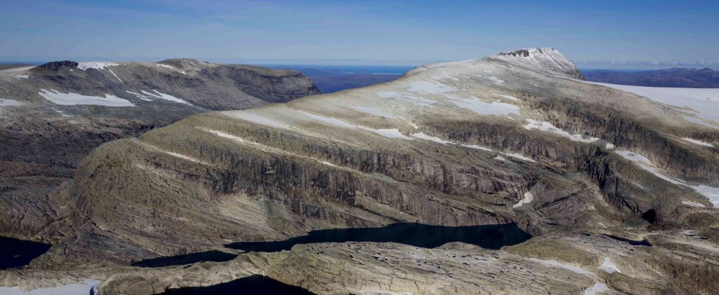 Adagiato su un paesaggio di ciottoli di arenaria, il ghiacciaio norvegese Ålfotbreen è in declino dalla fine degli anni '90.
