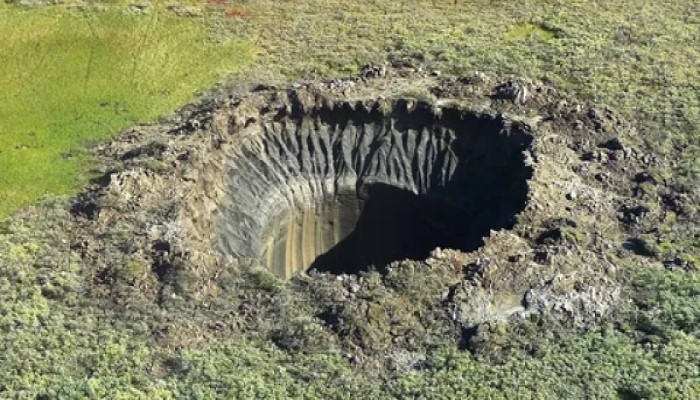 Questa veduta aerea da un elicottero mostra uno dei misteriosi crateri della penisola di Yamal. (Credito immagine: VASILY BOGOYAVLENSKY/AFP tramite Getty Images)
