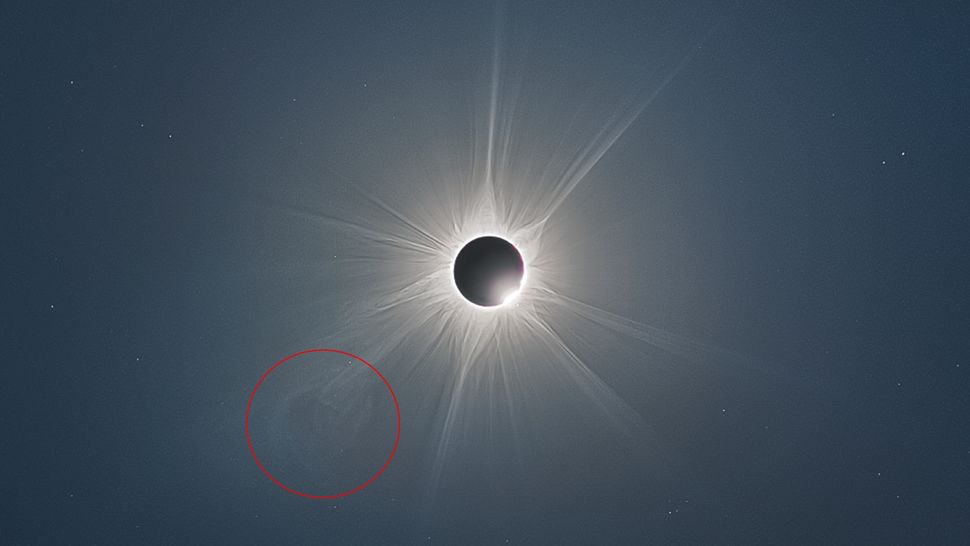 Durante un'eclissi solare terrestre, come questa sopra l'Australia nell'aprile 2023, la corona solare diventa chiaramente visibile, consentendo ai ricercatori di individuare eventi come le CME (cerchiate).(Credito immagine: Petr Horálek, Josef Kujal, Milan Hlaváč)
