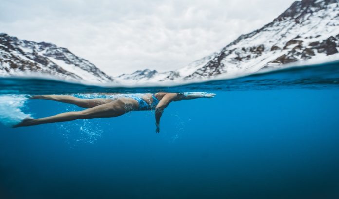 Menopausa: nuotare in acqua fredda migliora i sintomi