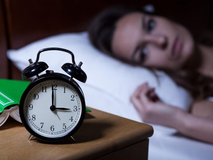 Persone che si svegliano alle tre o alle 4 di notte, sonno