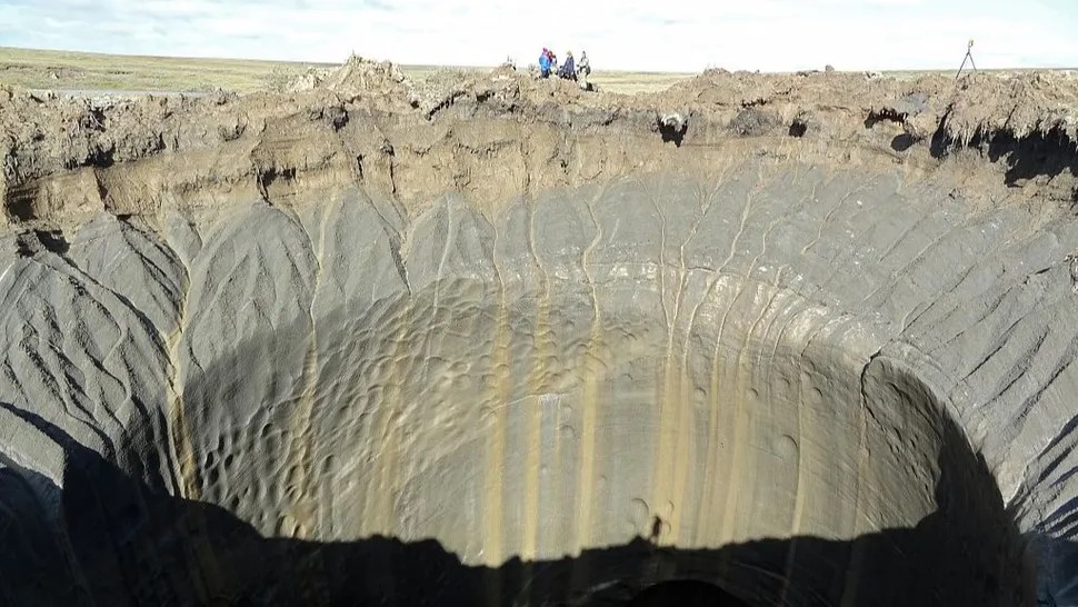 Immagine scattata nel 2014 che mostra uno dei crateri sulla penisola russa di Yamal.(Credito immagine: VASILY BOGOYAVLENSKY/AFP tramite Getty Images)
