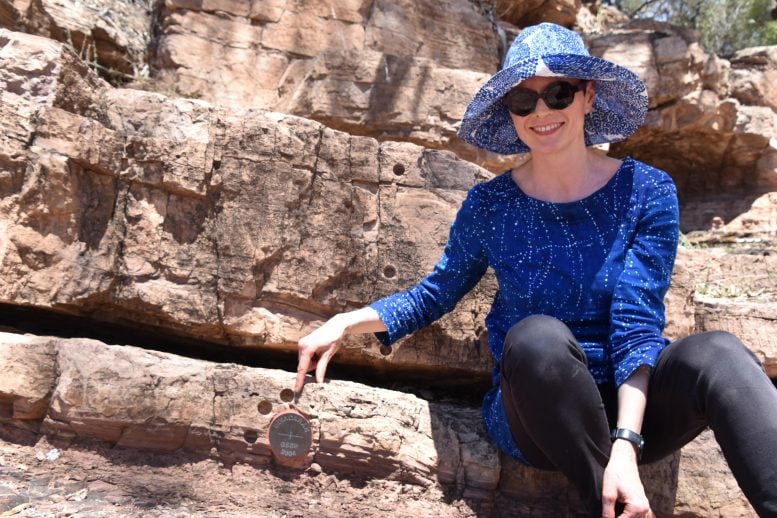 La dottoressa Adriana Dutkiewicz della School of Geosciences dell'Università di Sydney nei Flinders Ranges, nell'Australia meridionale. Credito: Università di Sydney 