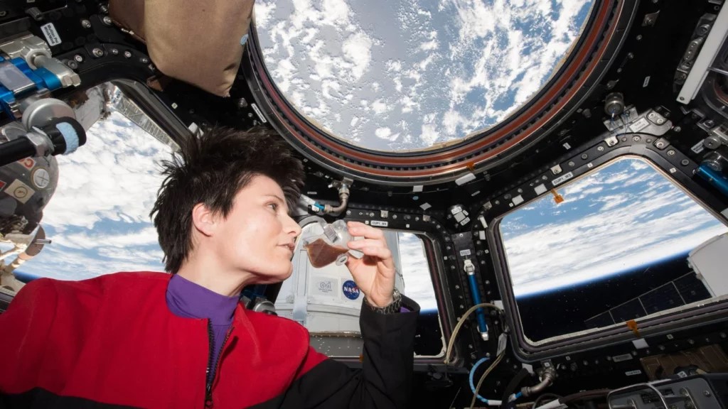 L'astronauta italiana Samantha Cristoforetti beve il caffè dalla tazza a bordo della ISS.
