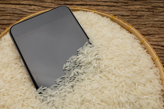 Immergere l'iPhone nel riso crudo: ecco perché non lo devi fare