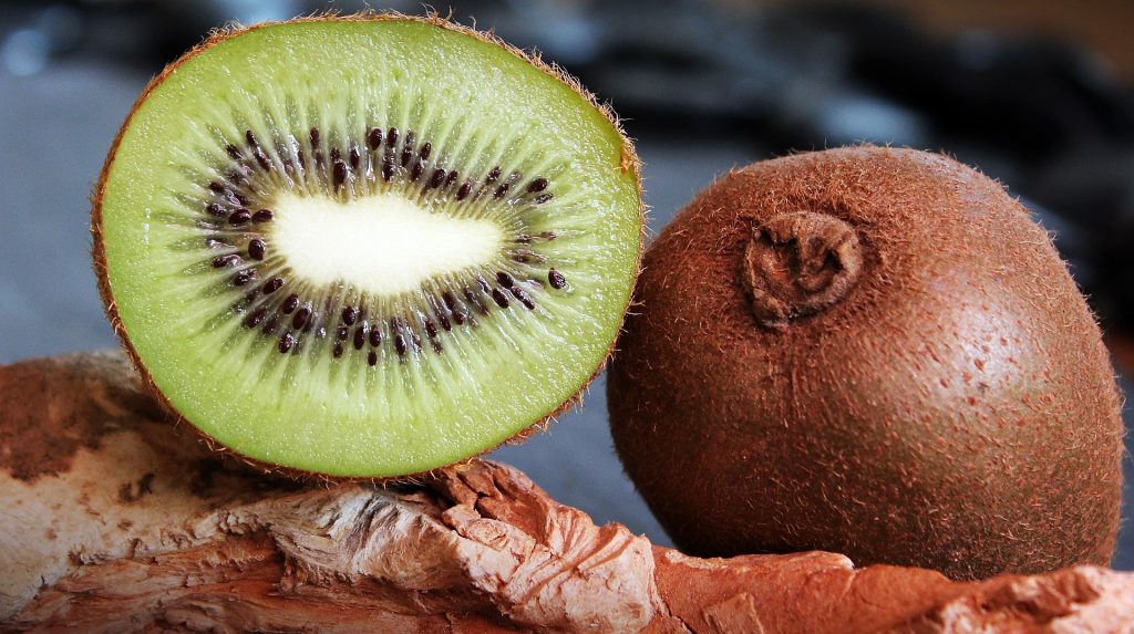 Oltre ad essere un antidepressivo naturale efficace, il kiwi è un frutto ricco di fibre, vitamine e minerali che apportano numerosi benefici all'organismo
