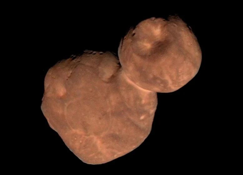 Immagine composita dell'oggetto binario di contatto primordiale della cintura di Kuiper 2014 MU69 dai dati della navicella spaziale New Horizons. Credito: NASA/JHUAPL/SwRI/Roman Tkachenko