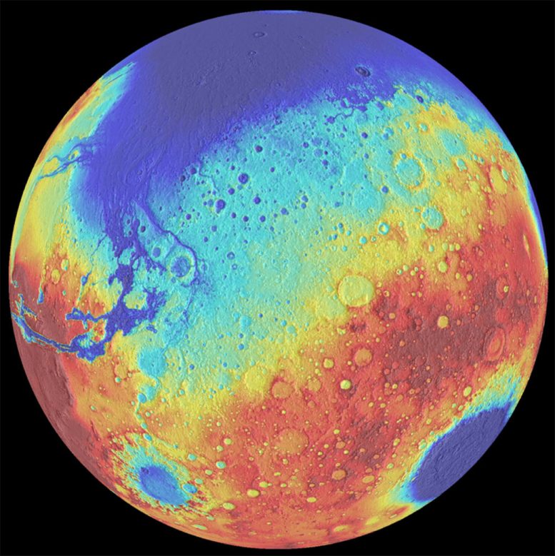 Le caratteristiche della superficie degli emisferi settentrionale e meridionale di Marte sono molto diverse. In questa mappa topografica, l'emisfero settentrionale (mostrato in blu) è costituito principalmente da pianure lisce e ha subito un vasto vulcanismo. L'emisfero meridionale (in arancione) ha una superficie montuosa più antica e craterizzata. Questa dicotomia potrebbe essere stata causata da un impatto gigantesco. Credito: Università dell'Arizona/LPL/SwRI.
