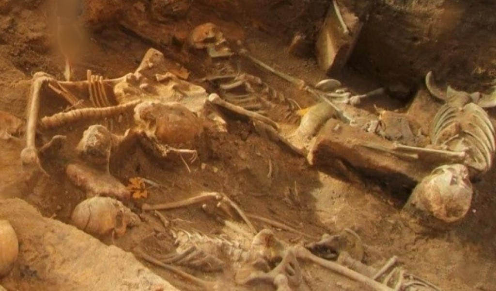 Morti sepolti in posizione seduta (a sinistra) e persone distese su un fianco (metà inferiore) con un denso riempimento al centro della fossa. (Credito immagine: In Terra Veritas)

