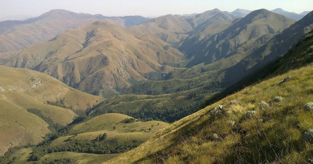 I Monti Makhonjwa sulla Barberton Greenstone Belt, dove gli scienziati trovano prove dei primi terremoti conosciuti della Terra. (Credito immagine: Beate Wolter/Shutterstock)