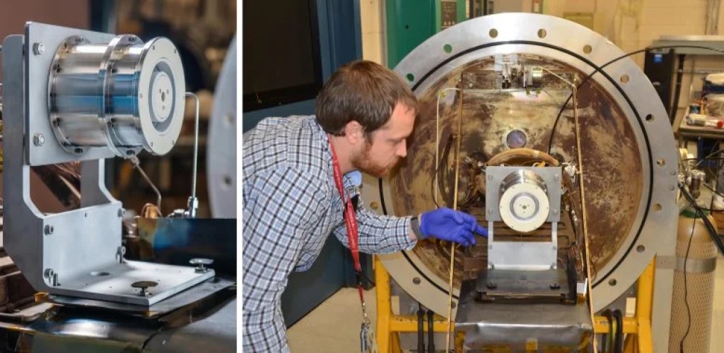 A sinistra: propulsore a effetto Hall della NASA-H71M sul supporto di spinta 8 del Glenn Research Center Vacuum Facility. A destra: il Dr. Jonathan Mackey mette a punto il supporto di spinta prima di chiudere e svuotare l'impianto di prova. Credito: NASA