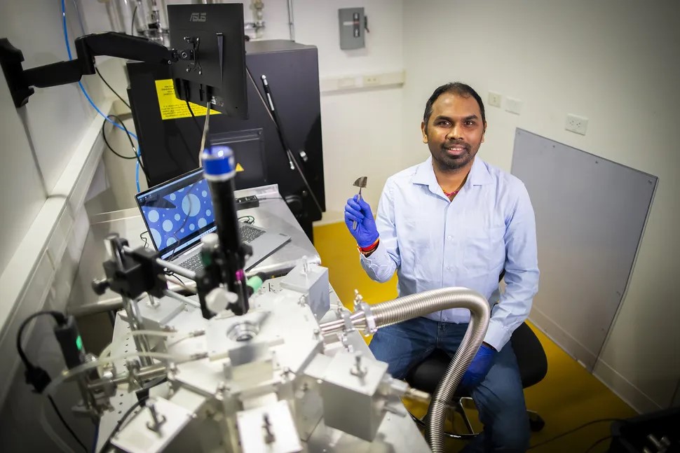 Dhiren Pradhan, ricercatore post-dottorato presso i laboratori Jariwala e Olsson della Penn Engineering, fa parte del team che sviluppa il dispositivo di archiviazione.(Credito immagine: Università della Pennsylvania)
