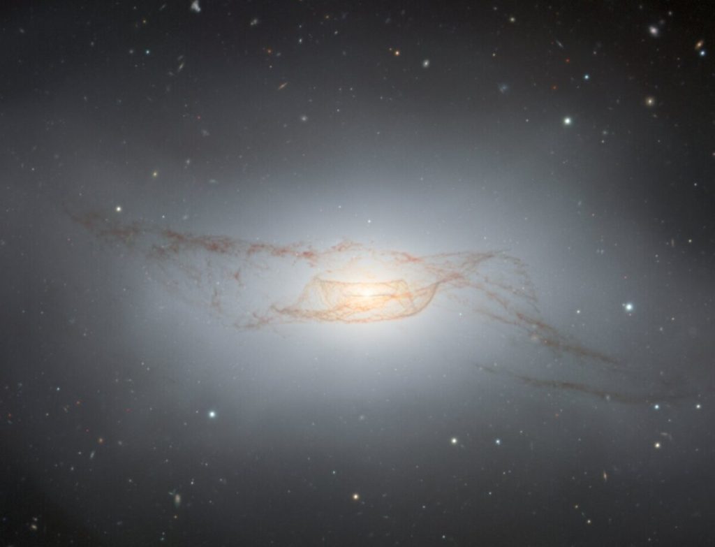 Le scie di polvere di NGC 4753, un'intrigante danza di galassie