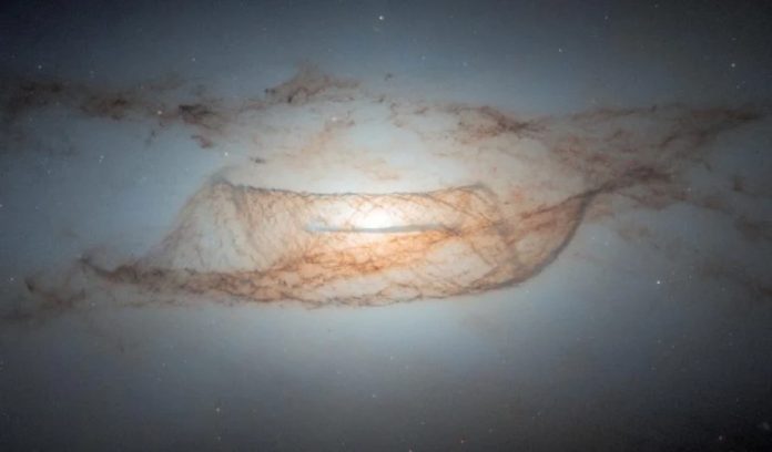 NGC 4753: Hubble svela polvere e materia oscura