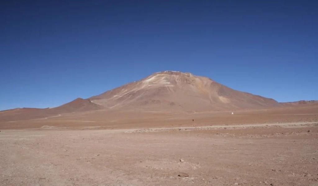 A 5.640 metri, la cima del Cerro Chajnantor, dove si trova TAO, consente al telescopio di trovarsi al di sopra della maggior parte dell'umidità che altrimenti limiterebbe la sua sensibilità agli infrarossi. Credito: ©2024 Progetto TAO