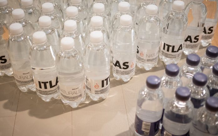 Le bottiglie d'acqua di plastica sono sicure? Un nuovo studio suscita preoccupazione sui COV