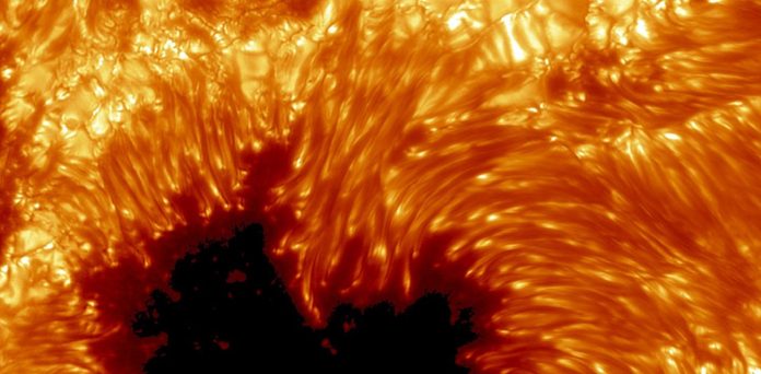 Una macchia solare altamente attiva è puntata verso la Terra