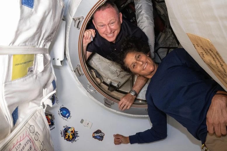 Gli astronauti del Boeing Crew Flight Test della NASA (dall'alto) Butch Wilmore e Suni Williams posano per un ritratto all'interno del vestibolo tra la porta anteriore del modulo Harmony della Stazione Spaziale Internazionale e la navicella spaziale Starliner della Boeing. Credito: NASA