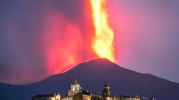 Etna: una colonna di cenere alta quasi 10.000 metri nel cielo - foto