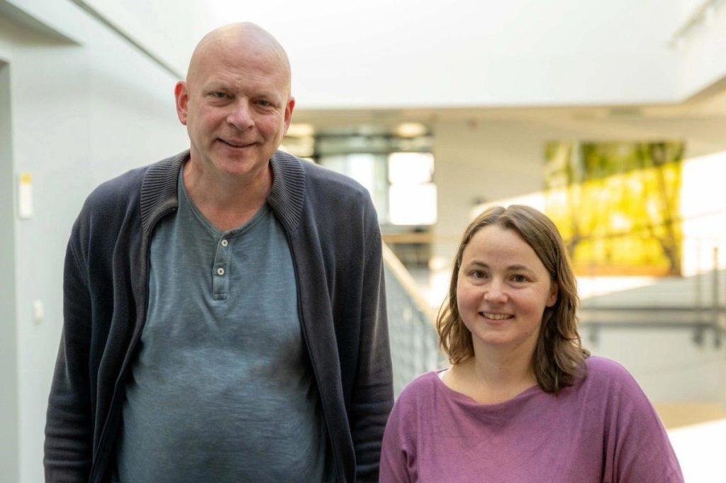 (Da sinistra) Il Prof. Florian Mormann ed Esther Kutter, insieme al Prof. Andreas Nieder dell'Università di Tubinga, chiariscono la base neuronale del concetto matematico di "zero". Credito: Ospedale universitario di Bonn (UKB) / Alessandro Winkler
