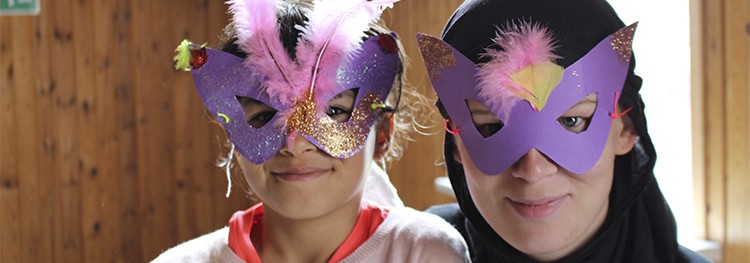 En pige og en frivillig har iklædt sig smukke, hjemmelavede ninjamasker