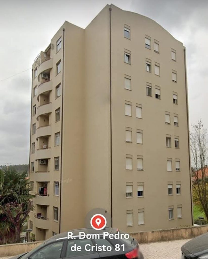 Edifício de apartamentos bege com varandas curvas à esquerda e janelas. O endereço R. Dom Pedro de Cristo 81 está sobreposto
