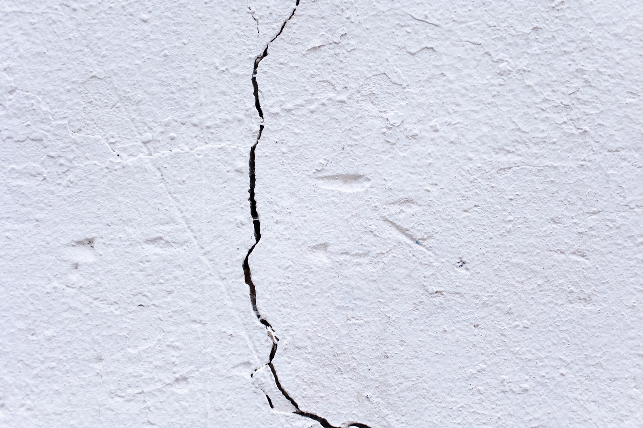 Why Do Hairline Cracks Appear in Walls reflecto