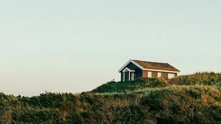 Udsigt over et hus i Danmark ved solnedgang.