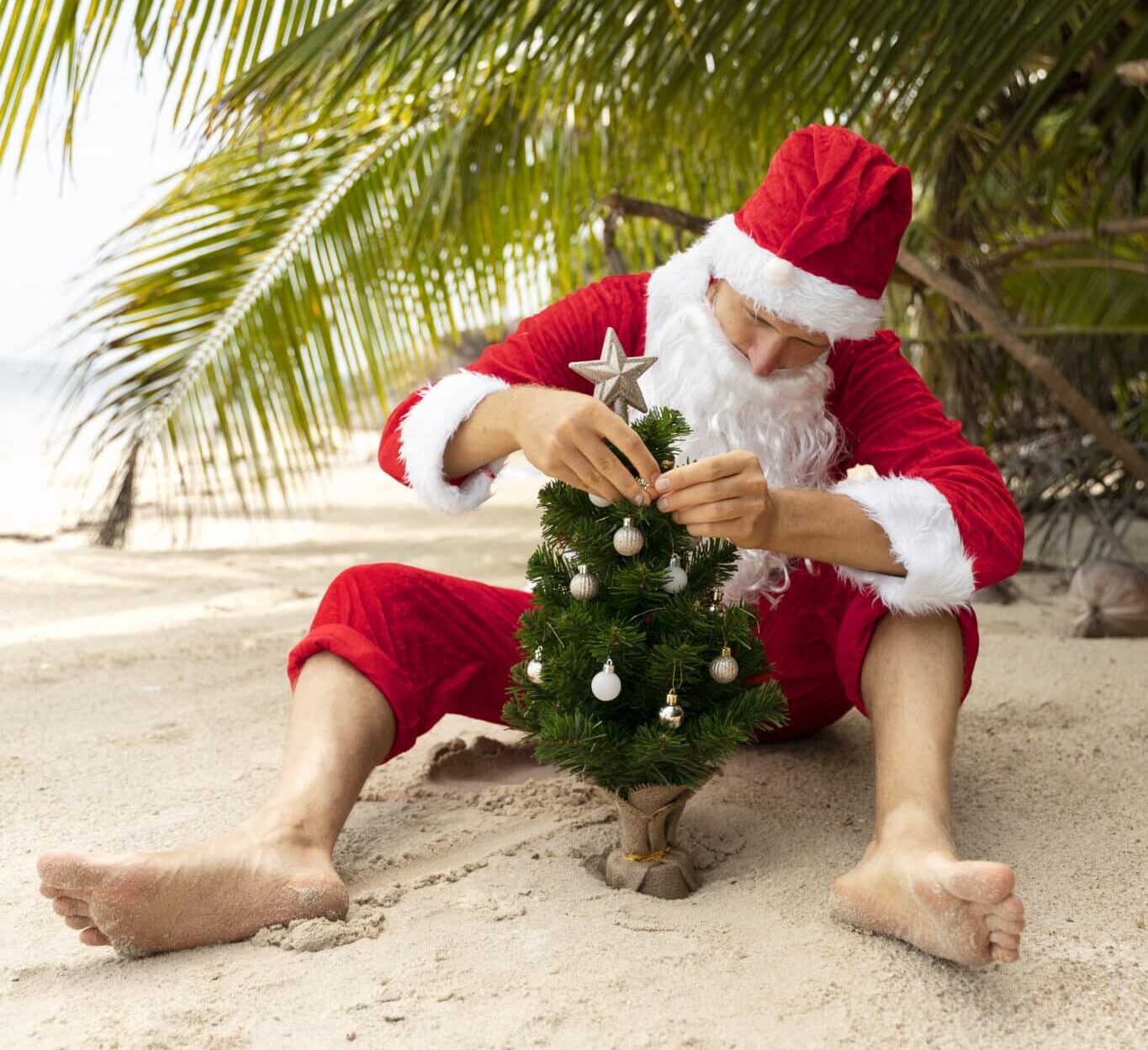 man dressed santa claus celebrating christmas july Regemedias Juliklapp