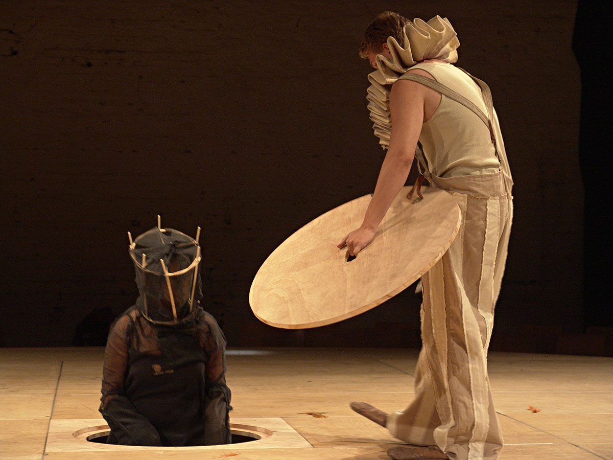 Szene aus "Merlin oder das wüste Land" von Tankred Dorst, Foto © Theatertreffen der Jugend, Regie: Maike Krause