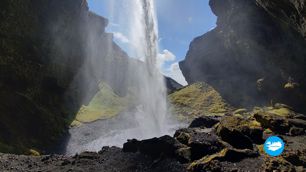 Kvernufoss waterval in IJsland gezien vanaf de achterkant. Foto door Annelies Barentsen.