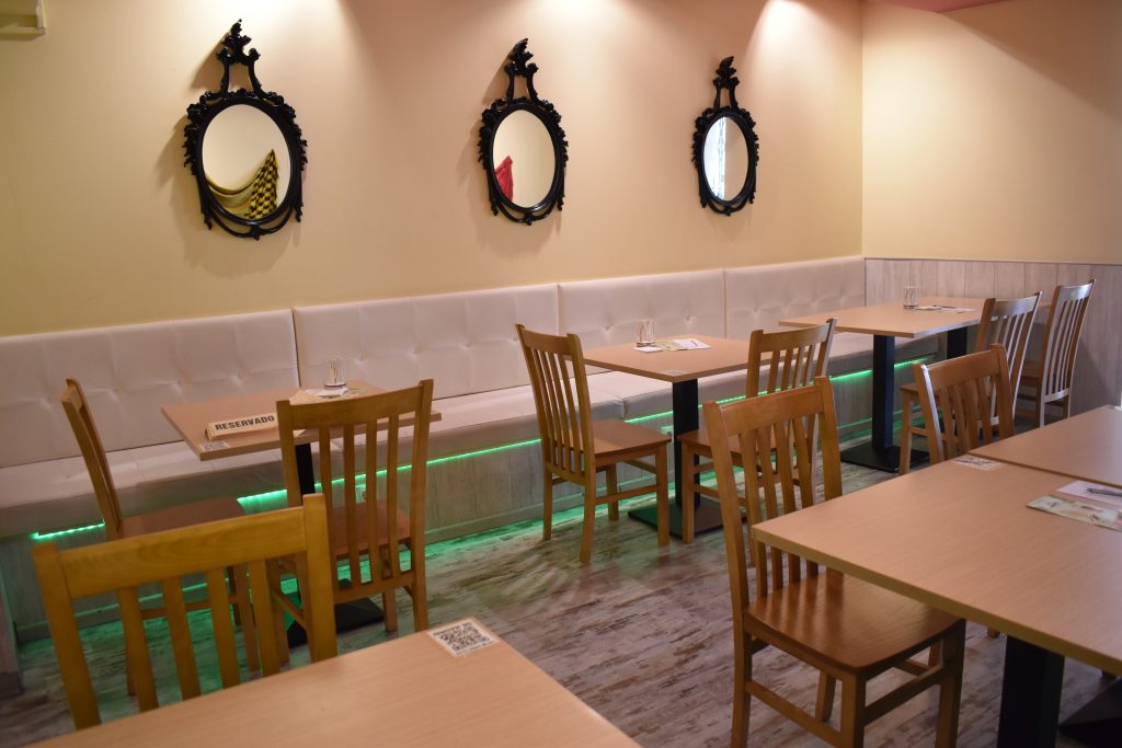 Mesas de restaurante en el centro de Madrid
