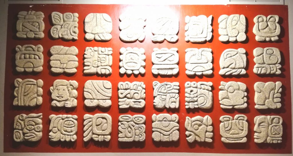 Antiguedades mexicanas en restaurante