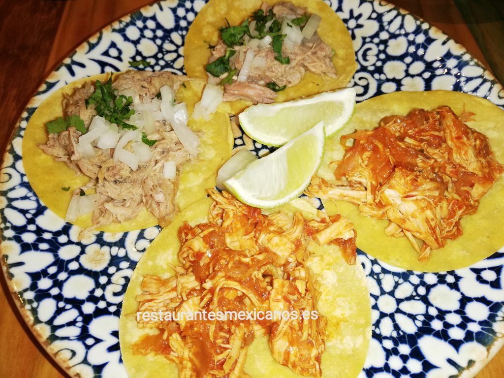Tacos de carnitas y de tinga de pollo